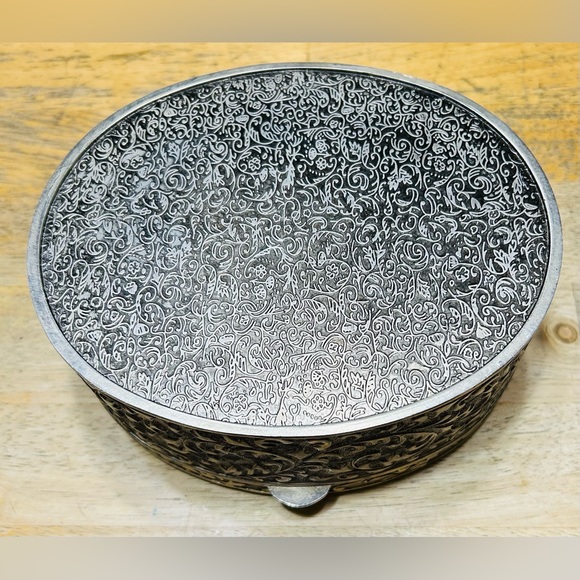 Vintage ornate silver with red velvet lining jewelry box.  Excellent condition. - Picture 3 of 5